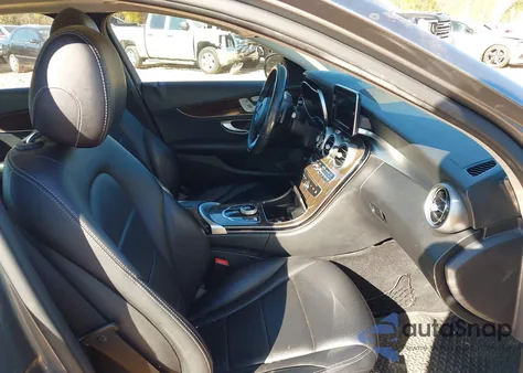 2017 Mercedes-Benz C 300 4Matic z USA, uszkodzony, nr VIN 55SWF4KBXHU195986